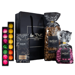 Cadeauset met bonbons (2x), reep, kruidnoten (500gr) en kwark kers