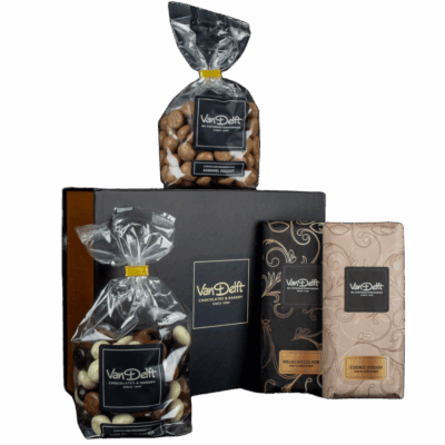 Sinterklaas geschenk met luxe mix, karamel zeezout kruidnoten, melkchocolade met pepernootjes reep, coockie dough met pepernootjes reep