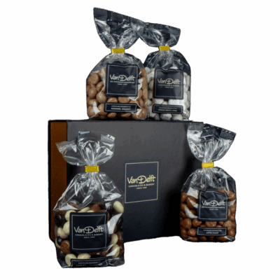 Sinterklaas geschenk met luxe mix, karamel zeezout, kokos white choco en appeltaart kruidnoten