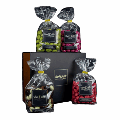 Sinterklaas geschenk met luxe mix, pistache white chocolade, raspberry cheesecake en kwarktaart kers kruidnoten